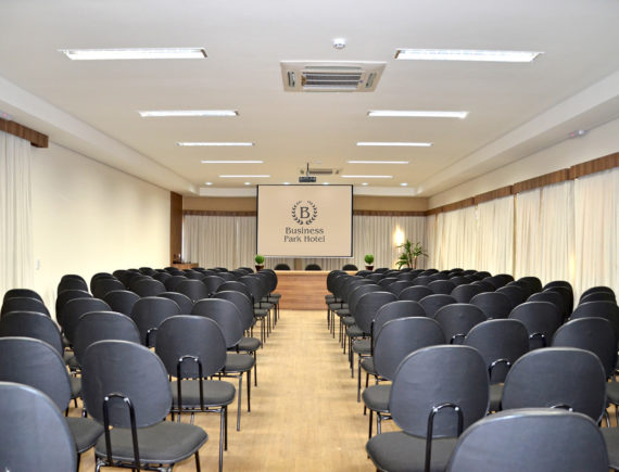Auditório com palco e projeção